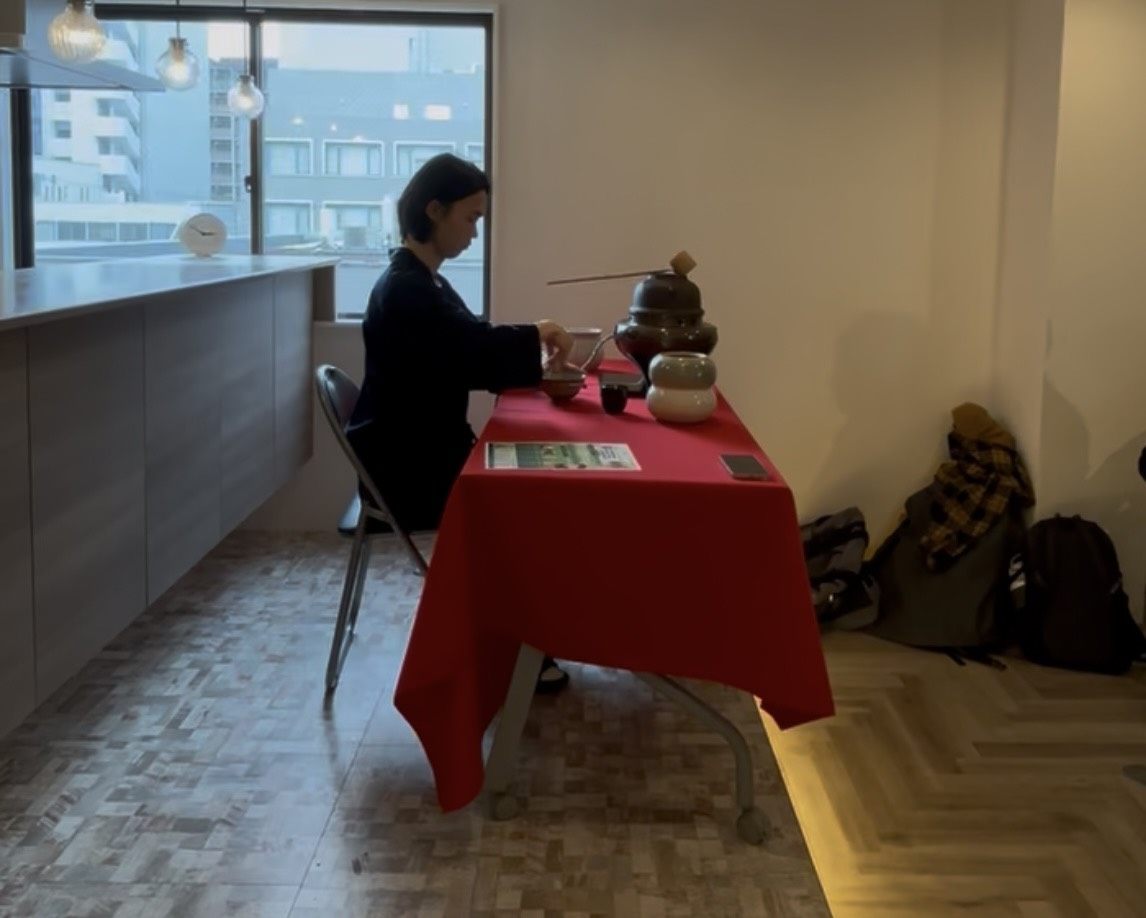 赤い布の席でお点前をする講師