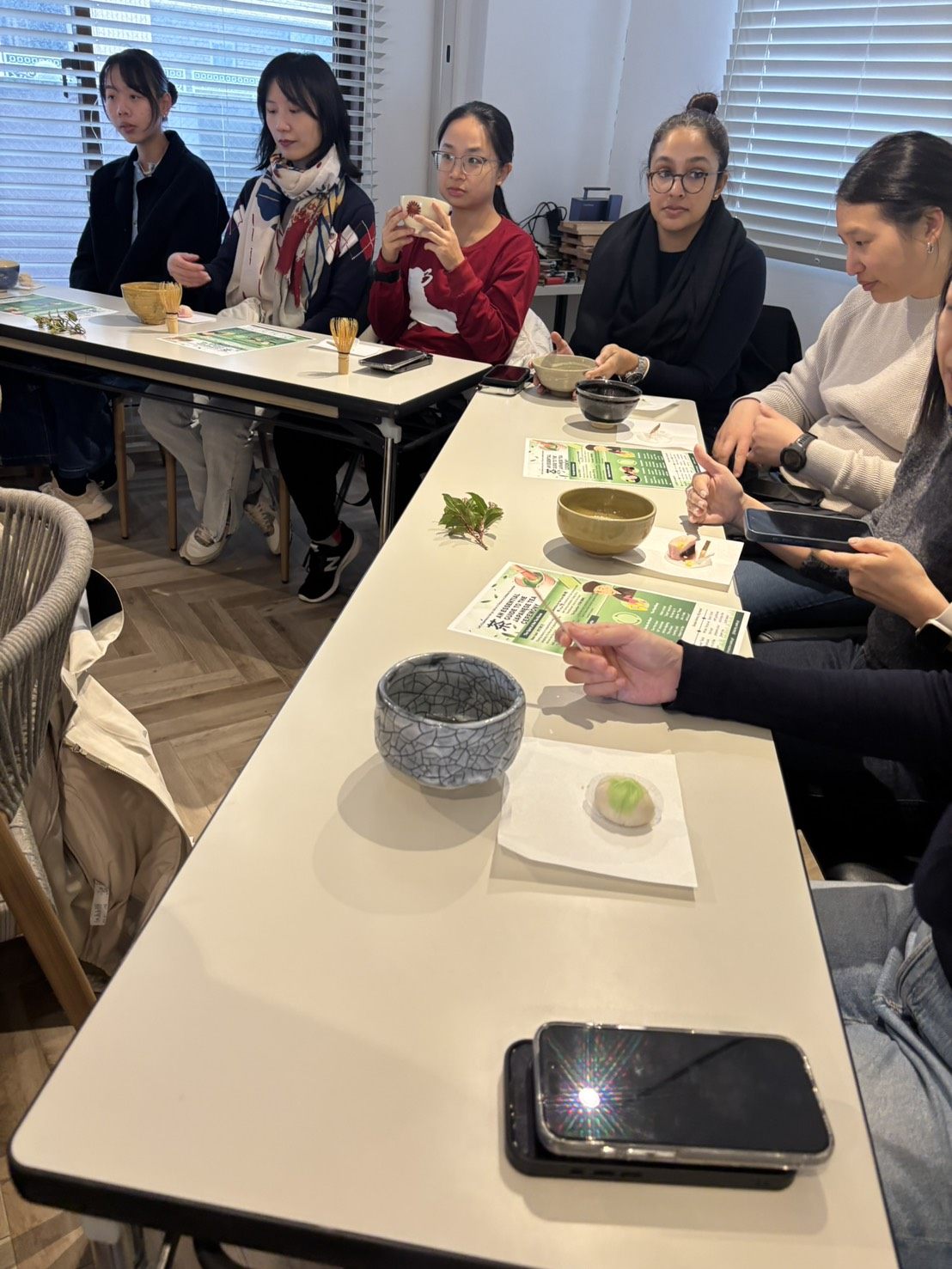 テーブルに並んだ茶碗、茶筅、お菓子