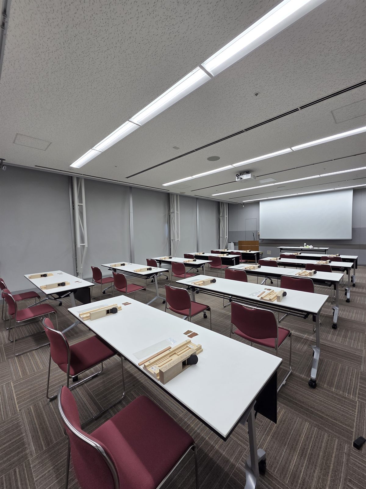 お客様が来る前に、各テーブルに木材とかんなを並べたところ