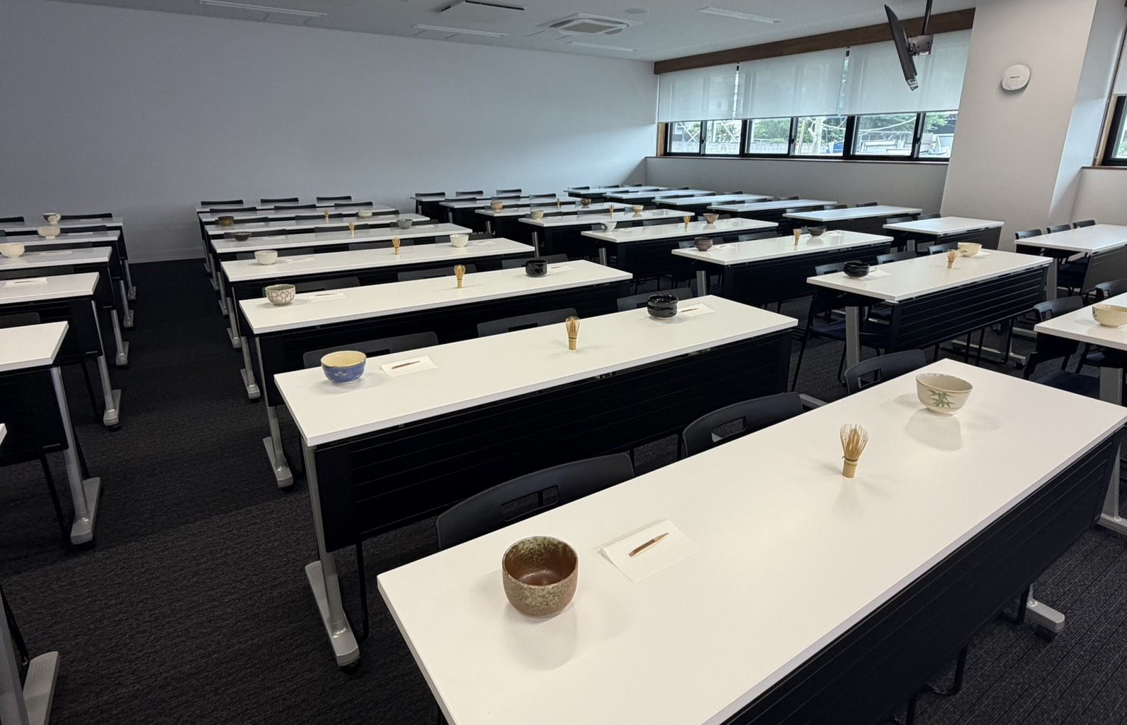 机ごとに用意した茶碗と茶筅