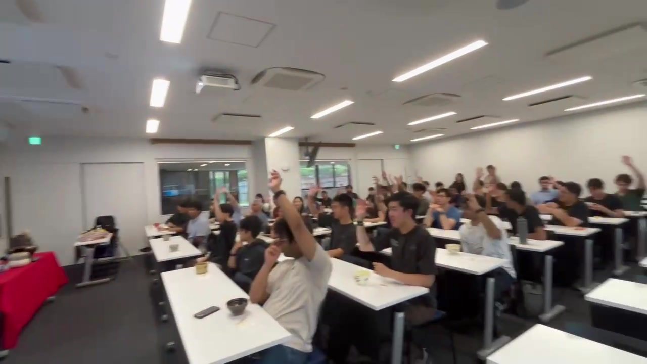 クイズに答えようと手を挙げる学生のみなさん
